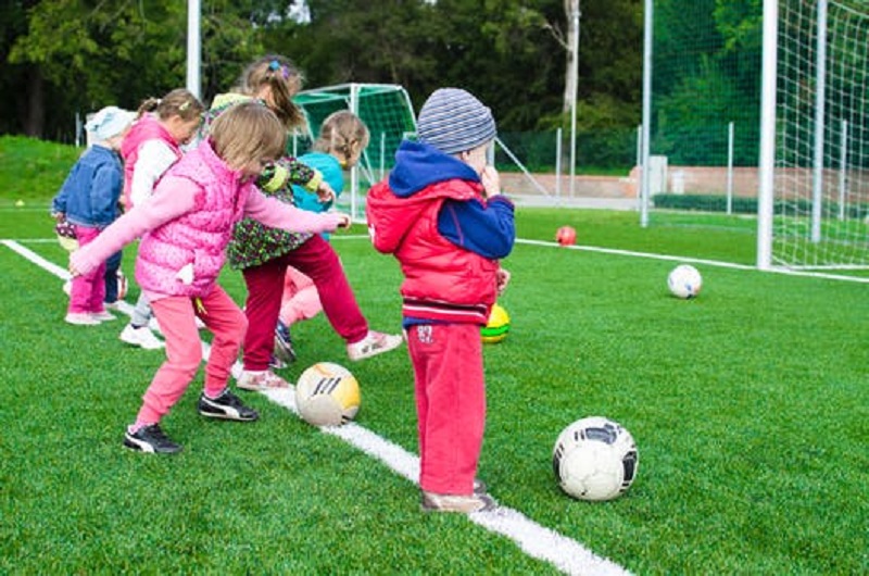 Barn på fotbollsträning